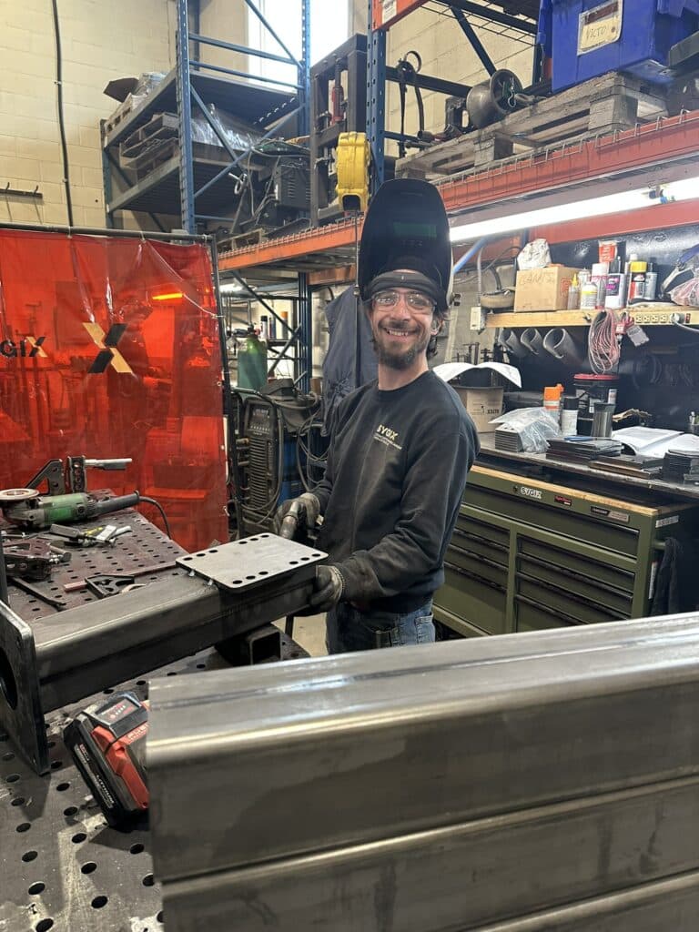 Photo de Tommy, un soudeur travaillant avec le sourire