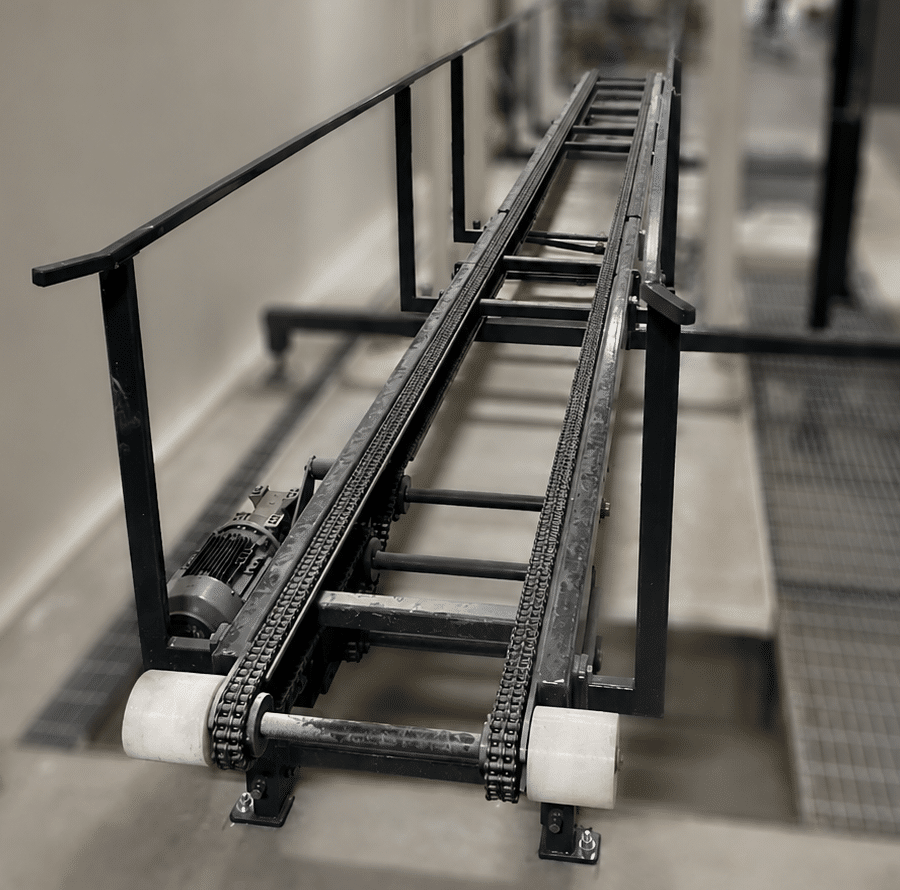 Conveyor with chains washer