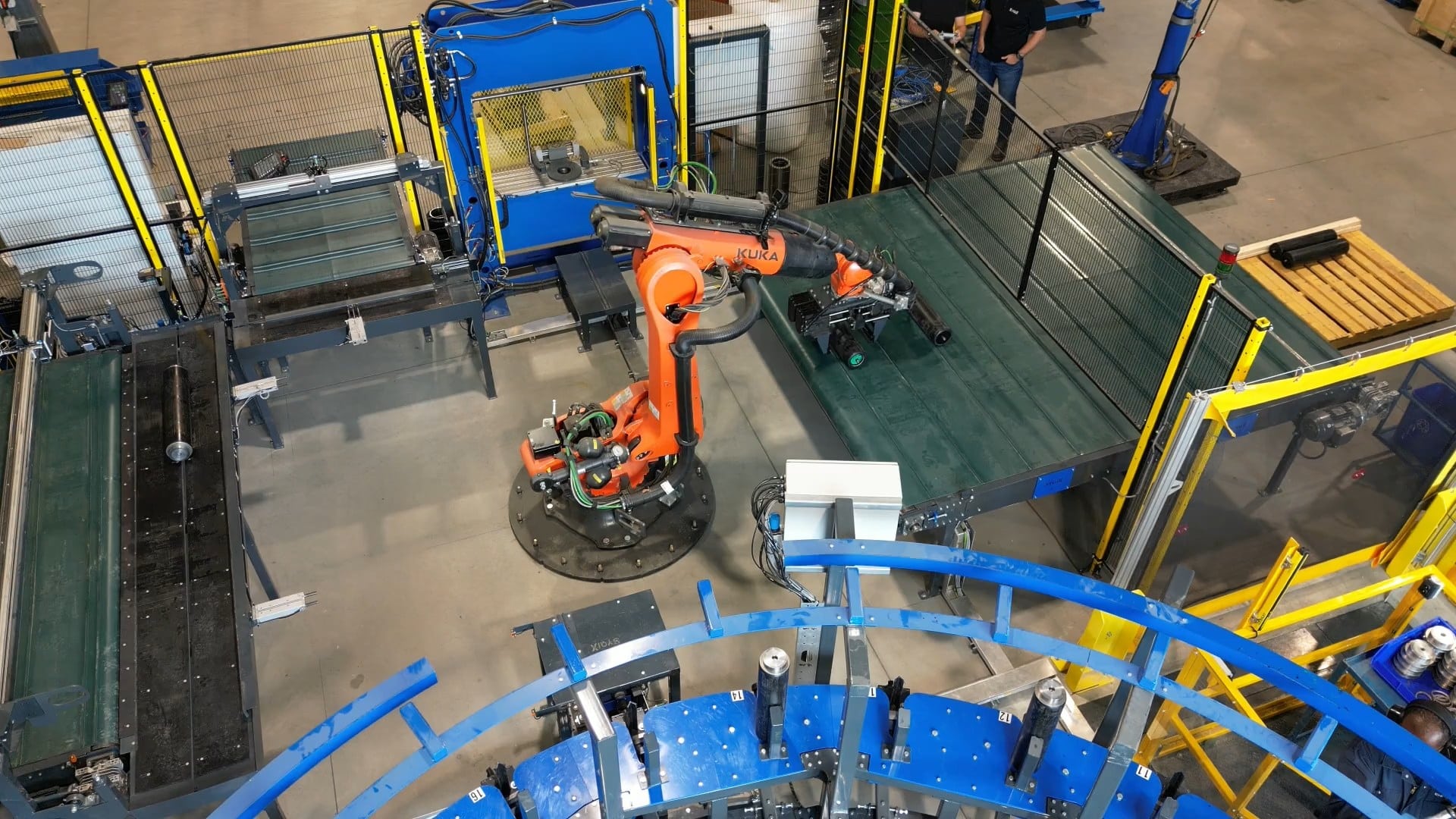 Cellule robotique KUKA avec préhenseur (gripper) pneumatique. Convoyeurs SYGIX et carrousel